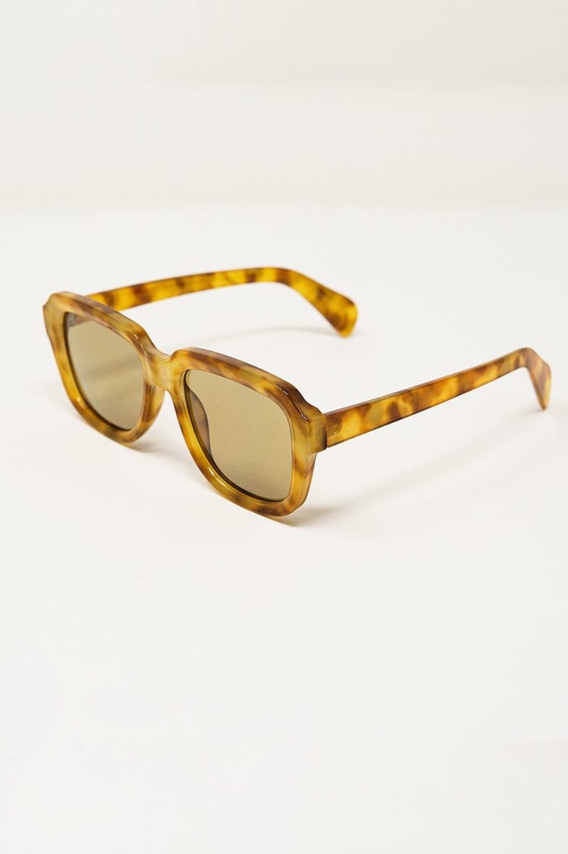 q2 women s sunglasses one size beige chunky square sunglasses with yellow tinted frame in light tortoise shell 9535602 61296 2535600221015 40608281526530