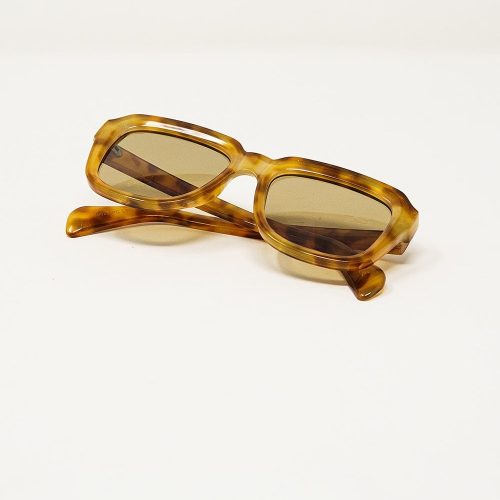 q2 women s sunglasses one size beige chunky square sunglasses with yellow tinted frame in light tortoise shell 9535602 61296 2535600221015 40608281559298