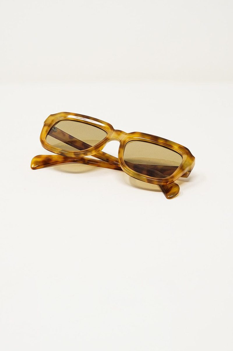 q2 women s sunglasses one size beige chunky square sunglasses with yellow tinted frame in light tortoise shell 9535602 61296 2535600221015 40608281559298