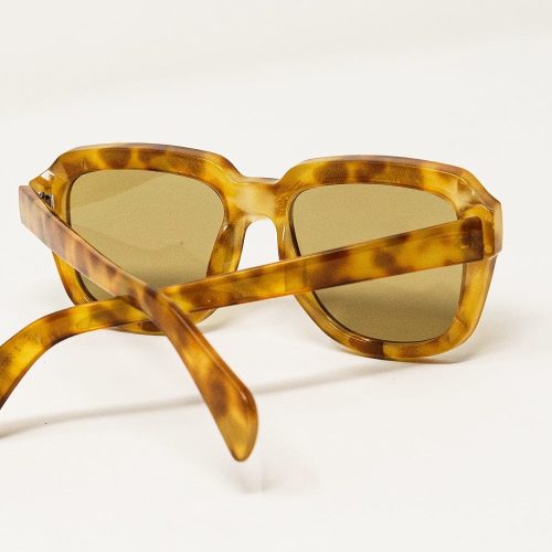 q2 women s sunglasses one size beige chunky square sunglasses with yellow tinted frame in light tortoise shell 9535602 61296 2535600221015 40608281592066