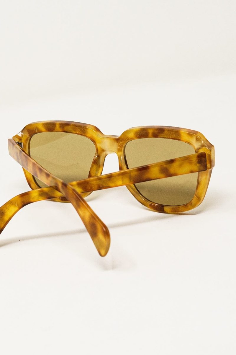 q2 women s sunglasses one size beige chunky square sunglasses with yellow tinted frame in light tortoise shell 9535602 61296 2535600221015 40608281592066