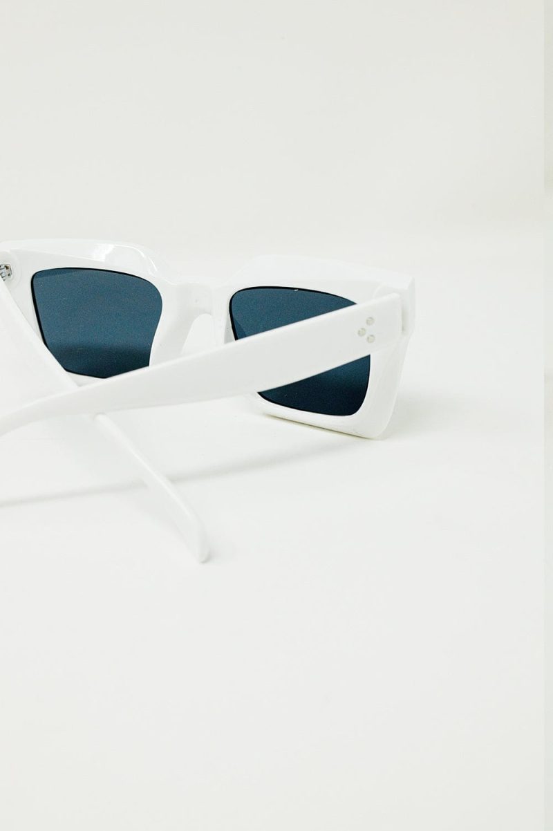 q2 women s sunglasses one size white 90 s squared sunglasses in white 90 s squared sunglasses in white 9377614 56779 2377601421014 39271026688258